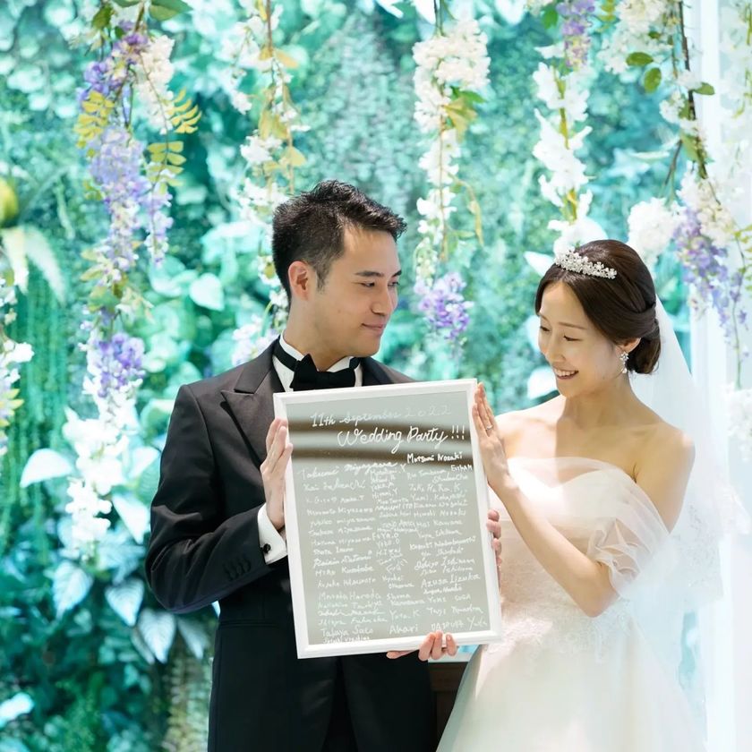 A trendy and stylish design ♡ An idea example of using a "mirror" as a marriage certificate 🪞にて紹介している画像