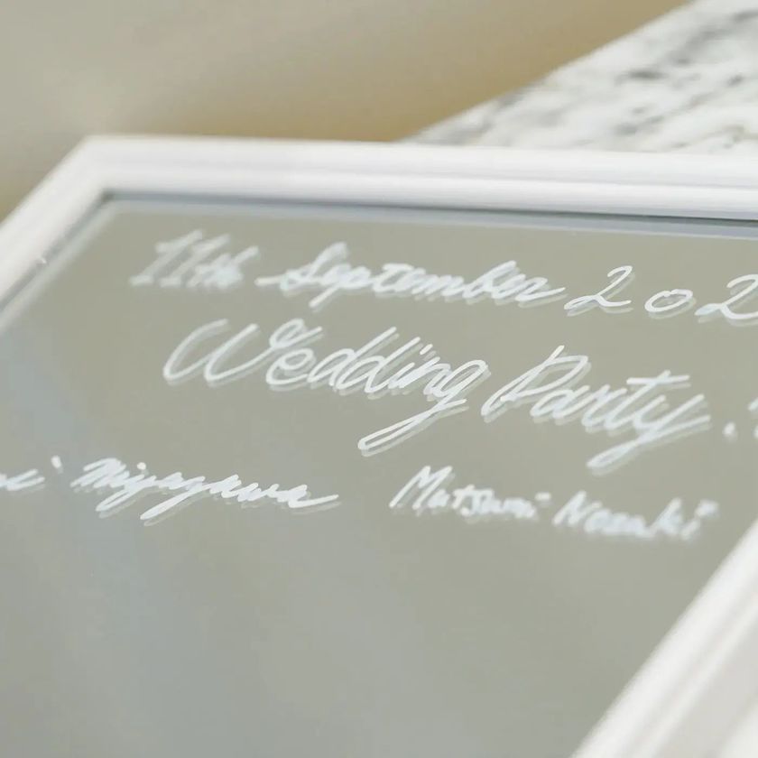 A trendy and stylish design ♡ An idea example of using a "mirror" as a marriage certificate 🪞にて紹介している画像