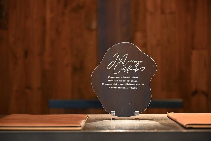 A trendy and stylish design ♡ An idea example of using a "mirror" as a marriage certificate 🪞にて紹介している画像