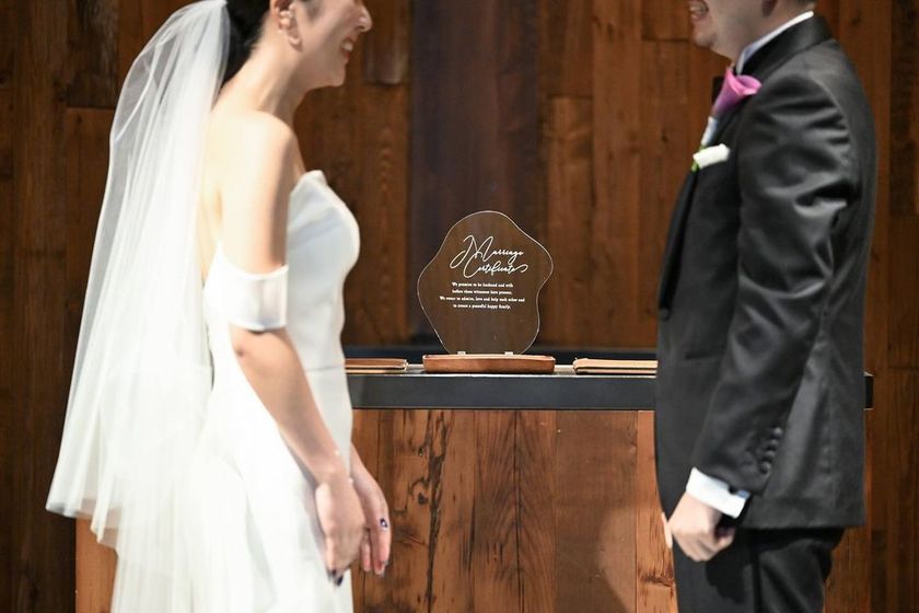 A trendy and stylish design ♡ An idea example of using a "mirror" as a marriage certificate 🪞にて紹介している画像