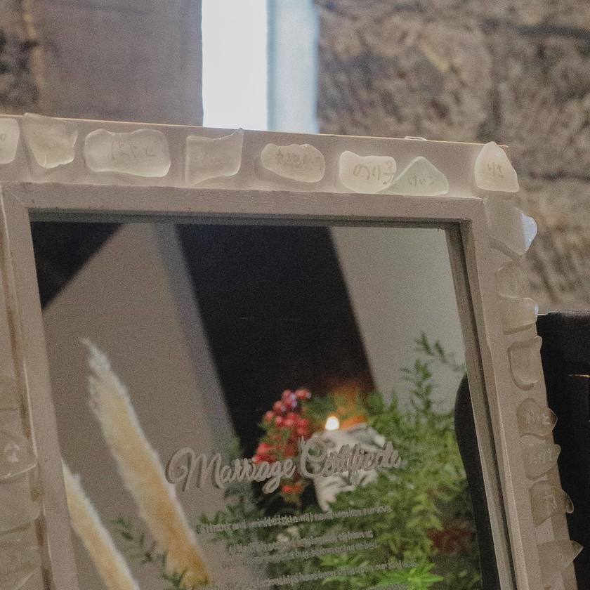 A trendy and stylish design ♡ An idea example of using a "mirror" as a marriage certificate 🪞にて紹介している画像