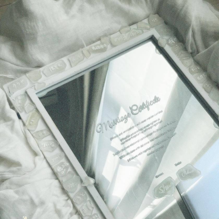 A trendy and stylish design ♡ An idea example of using a "mirror" as a marriage certificate 🪞にて紹介している画像