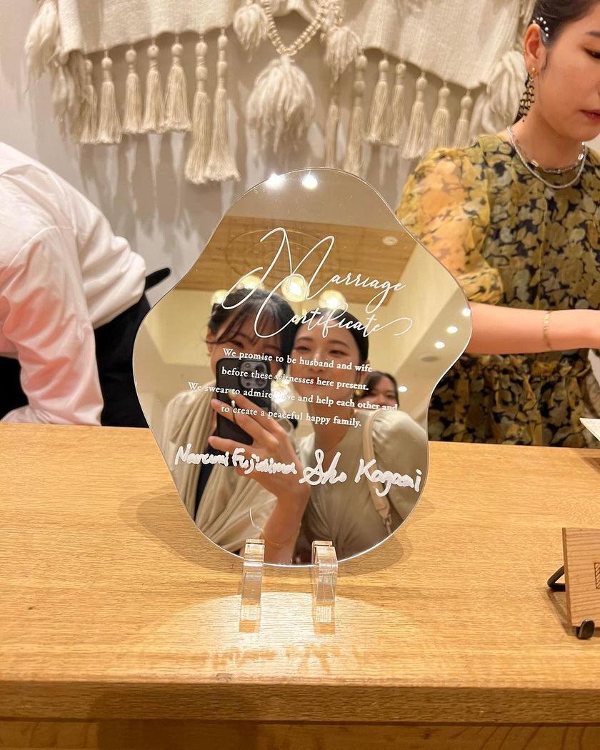A trendy and stylish design ♡ An idea example of using a "mirror" as a marriage certificate 🪞にて紹介している画像