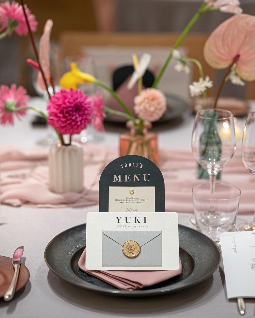 A simple and stylish look ♡ It’s cute to put a message in a mini envelope for the place cards 💌にて紹介している画像