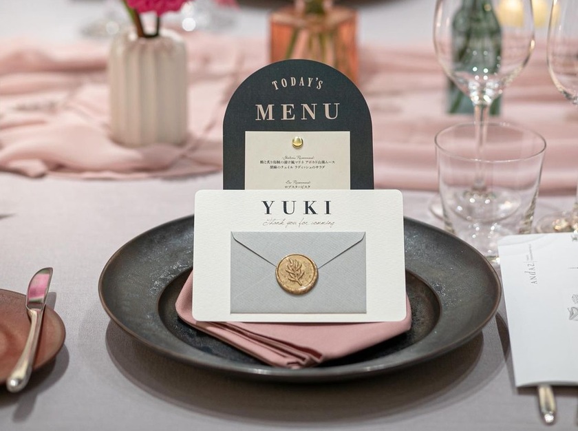 A simple and stylish look ♡ It’s cute to put a message in a mini envelope for the place cards 💌にて紹介している画像