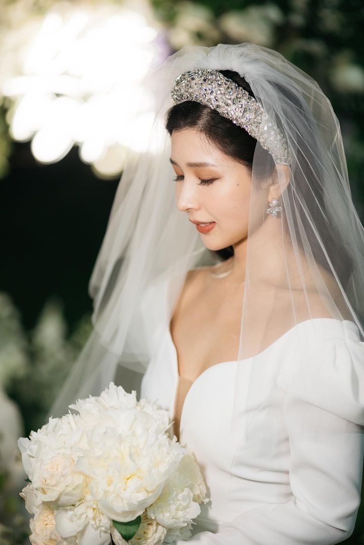 挙式でも意外で可愛い♡ウェディングドレスに「ショートベール」を合わせたコーディネート特集🤍にて紹介している画像