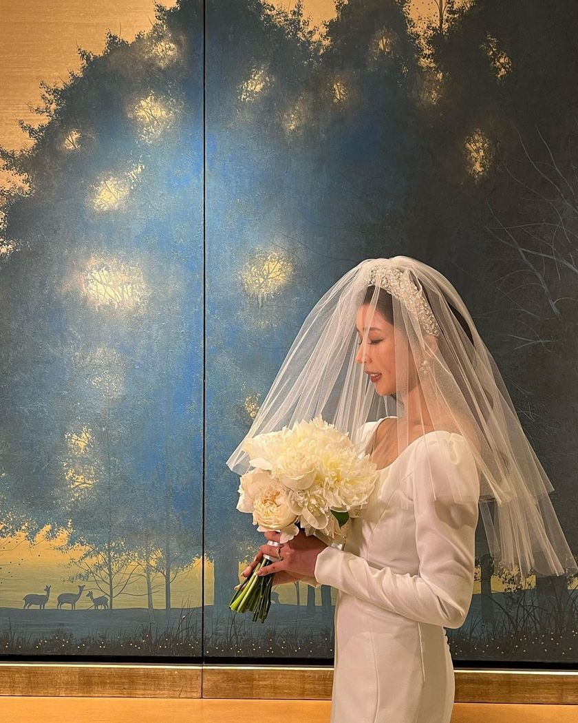 挙式でも意外で可愛い♡ウェディングドレスに「ショートベール」を合わせたコーディネート特集🤍にて紹介している画像