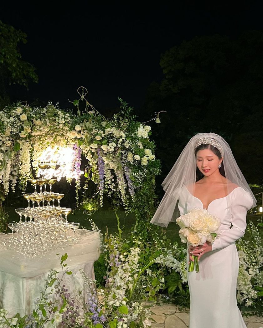 挙式でも意外で可愛い♡ウェディングドレスに「ショートベール」を合わせたコーディネート特集🤍にて紹介している画像