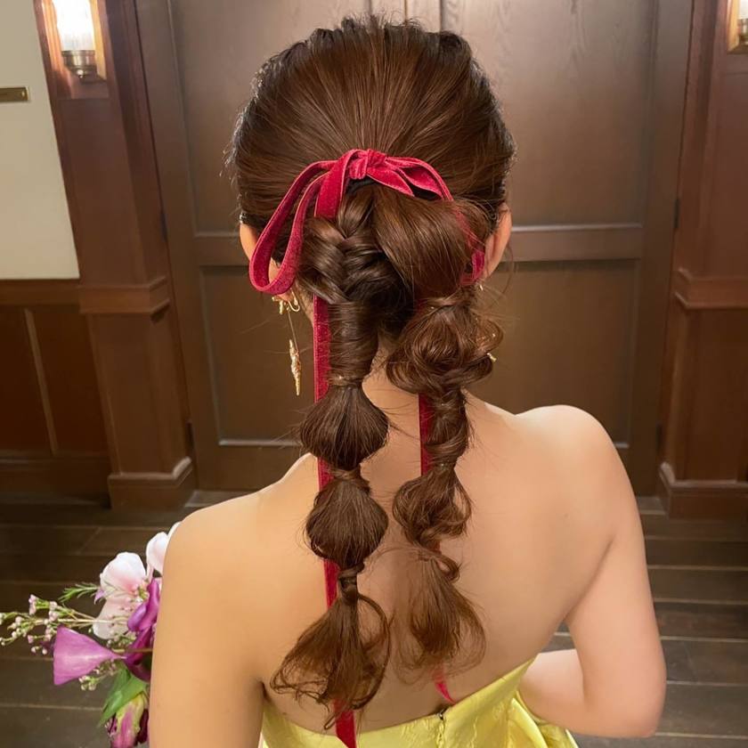紧致而个性的风格正流行🪷最近的潮流就是这个［双马尾］的婚礼发型特辑にて紹介している画像