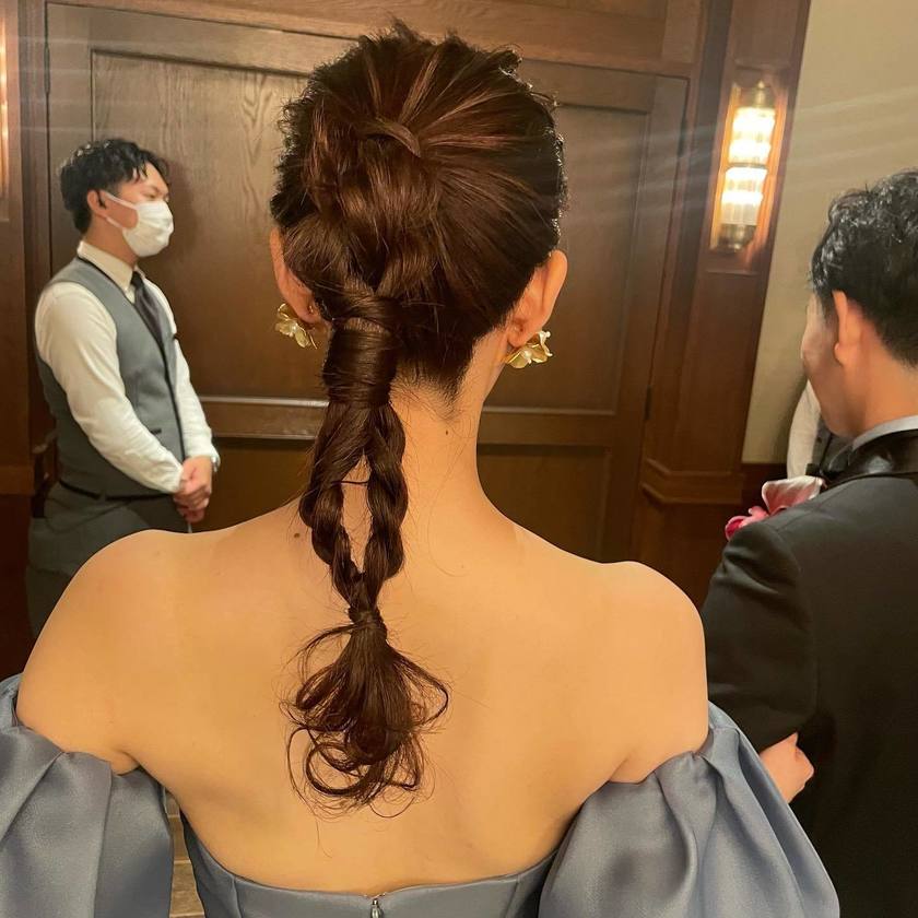 紧致而个性的风格正流行🪷最近的潮流就是这个［双马尾］的婚礼发型特辑にて紹介している画像