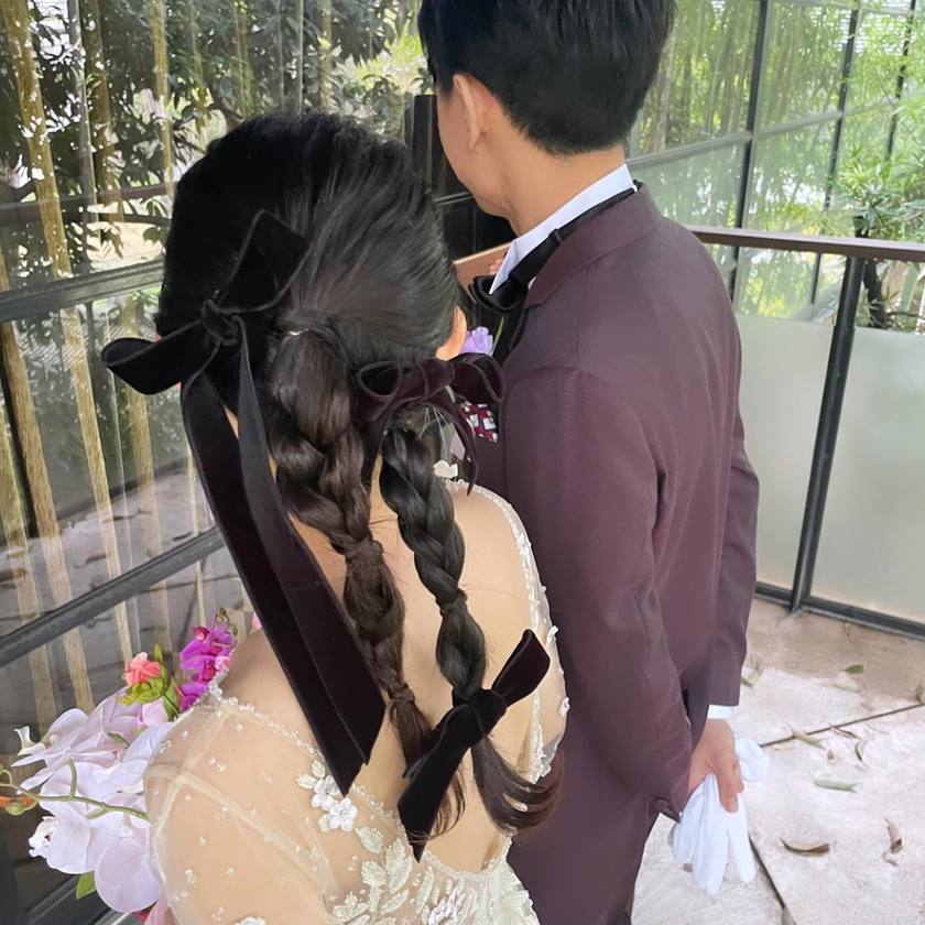 紧致而个性的风格正流行🪷最近的潮流就是这个［双马尾］的婚礼发型特辑にて紹介している画像