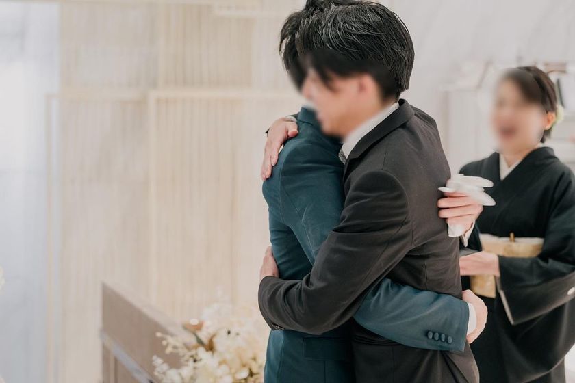 感動的な瞬間になる😿💛ファミリーミートを【新郎側】【新婦側】と2回に分ける素敵なアイデア✨にて紹介している画像