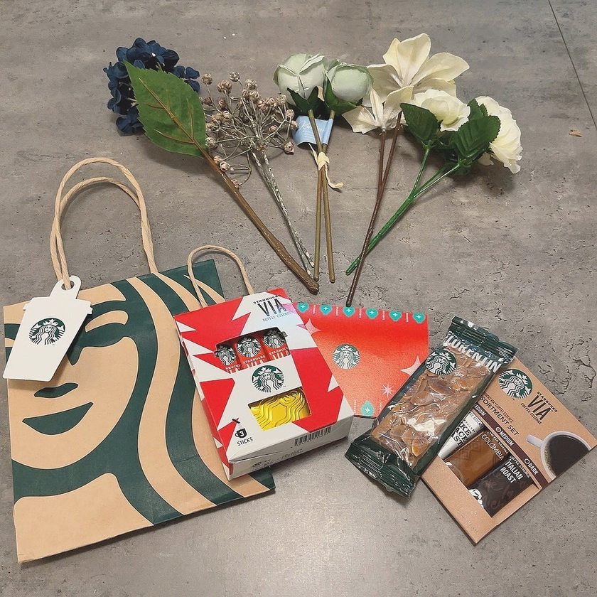 선물의 정석. 스타벅스 카드로 부케를 만들어보는 【스타벅스 부케】 아이디어가 귀여워요☕💐🧜‍♀️にて紹介している画像