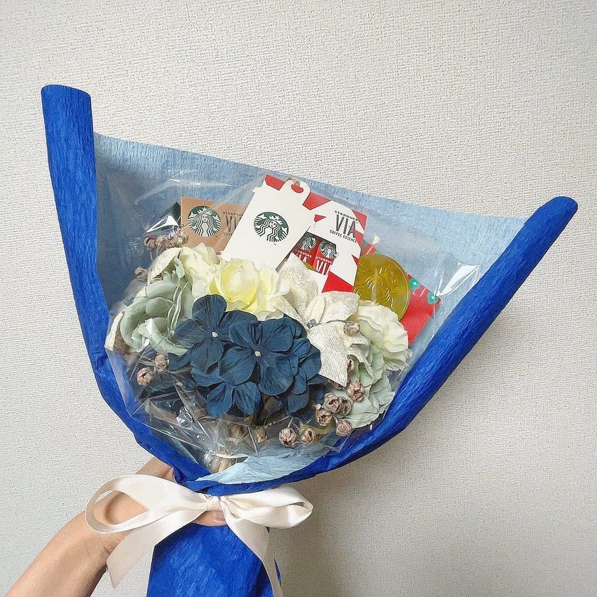 선물의 정석. 스타벅스 카드로 부케를 만들어보는 【스타벅스 부케】 아이디어가 귀여워요☕💐🧜‍♀️にて紹介している画像