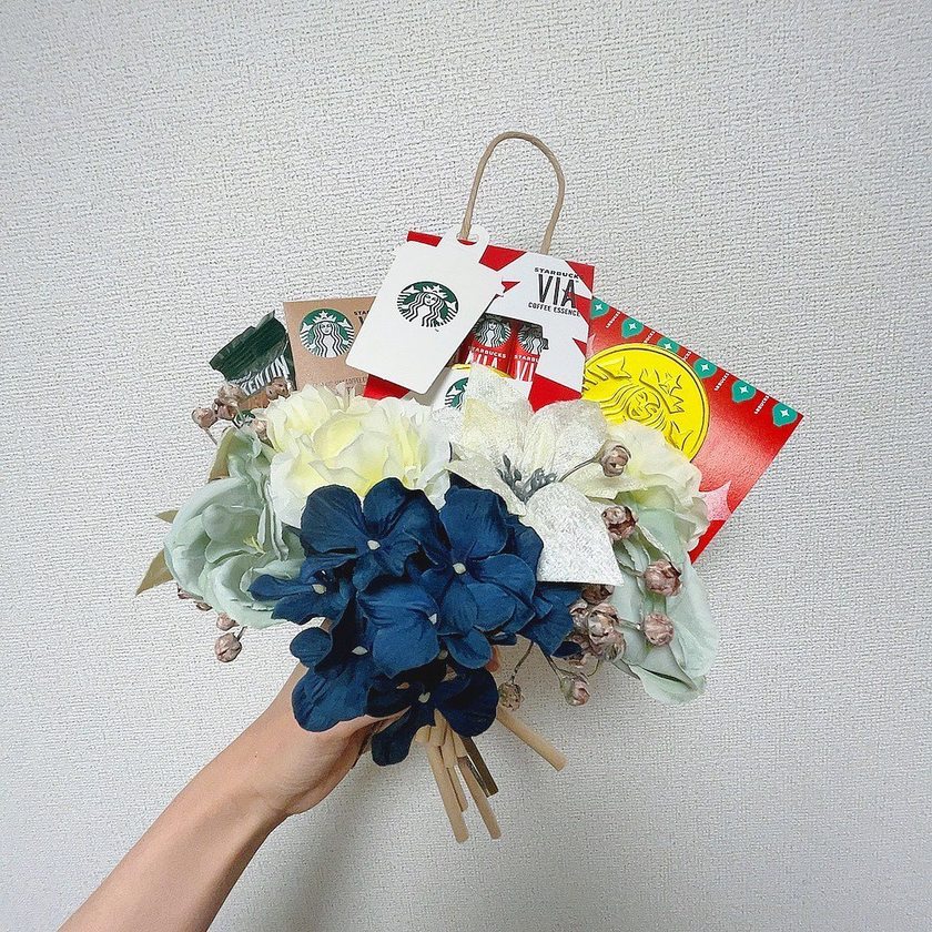 선물의 정석. 스타벅스 카드로 부케를 만들어보는 【스타벅스 부케】 아이디어가 귀여워요☕💐🧜‍♀️にて紹介している画像