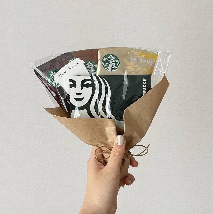 선물의 정석. 스타벅스 카드로 부케를 만들어보는 【스타벅스 부케】 아이디어가 귀여워요☕💐🧜‍♀️にて紹介している画像