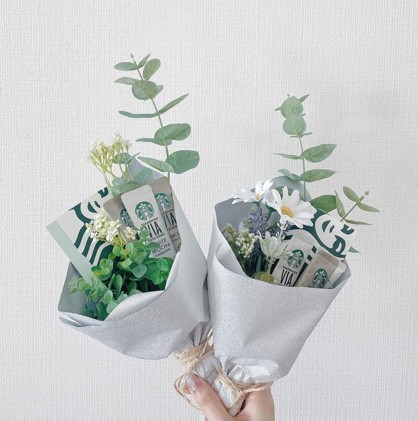 선물의 정석. 스타벅스 카드로 부케를 만들어보는 【스타벅스 부케】 아이디어가 귀여워요☕💐🧜‍♀️にて紹介している画像