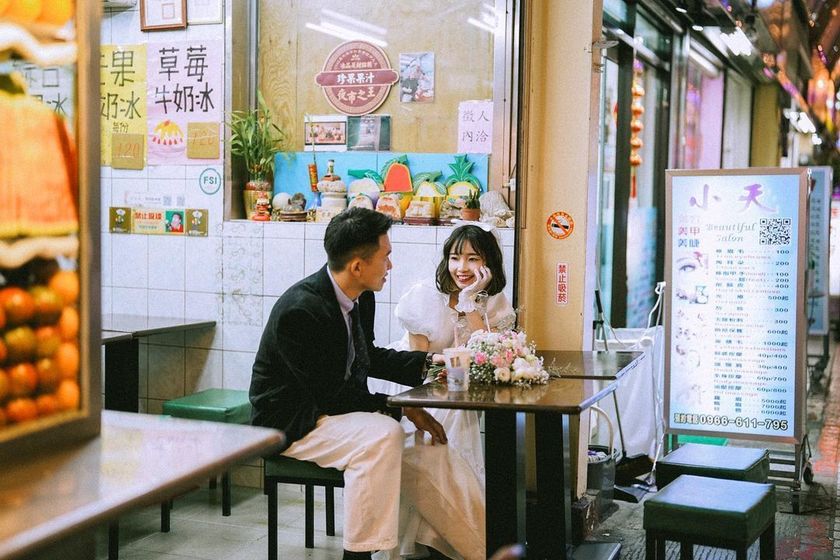 Retro night markets and classic locations ♡ Wonderful wedding photos from "pre-wedding shoots in Taiwan" and affordable photo plan information 🇹🇼にて紹介している画像