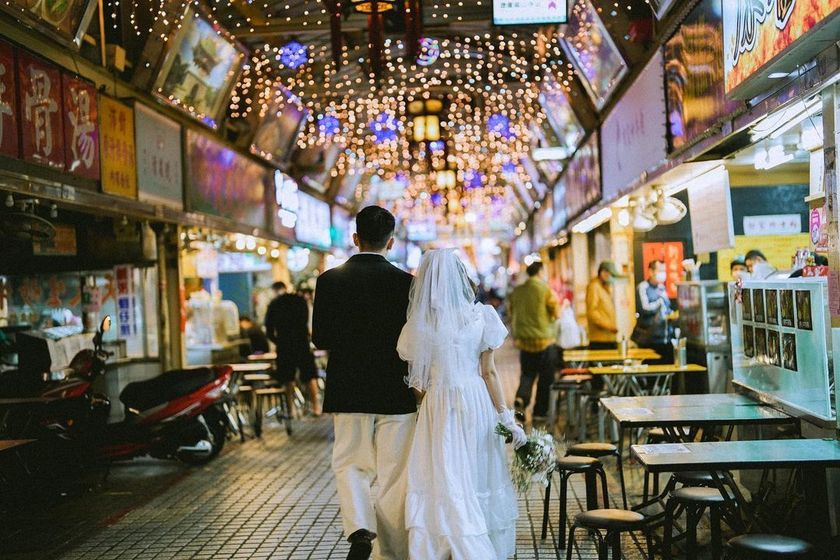 Retro night markets and classic locations ♡ Wonderful wedding photos from "pre-wedding shoots in Taiwan" and affordable photo plan information 🇹🇼にて紹介している画像