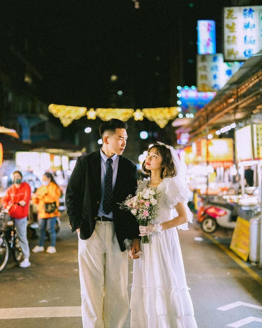Retro night markets and classic locations ♡ Wonderful wedding photos from "pre-wedding shoots in Taiwan" and affordable photo plan information 🇹🇼にて紹介している画像