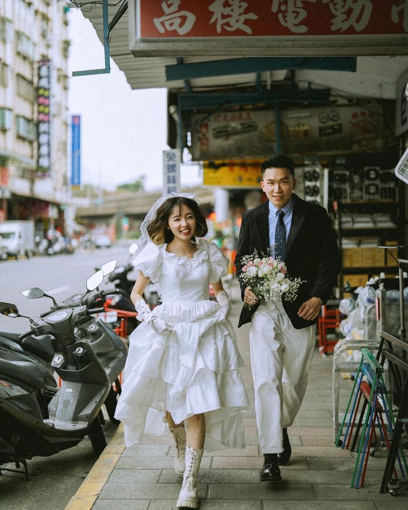 Retro night markets and classic locations ♡ Wonderful wedding photos from "pre-wedding shoots in Taiwan" and affordable photo plan information 🇹🇼にて紹介している画像