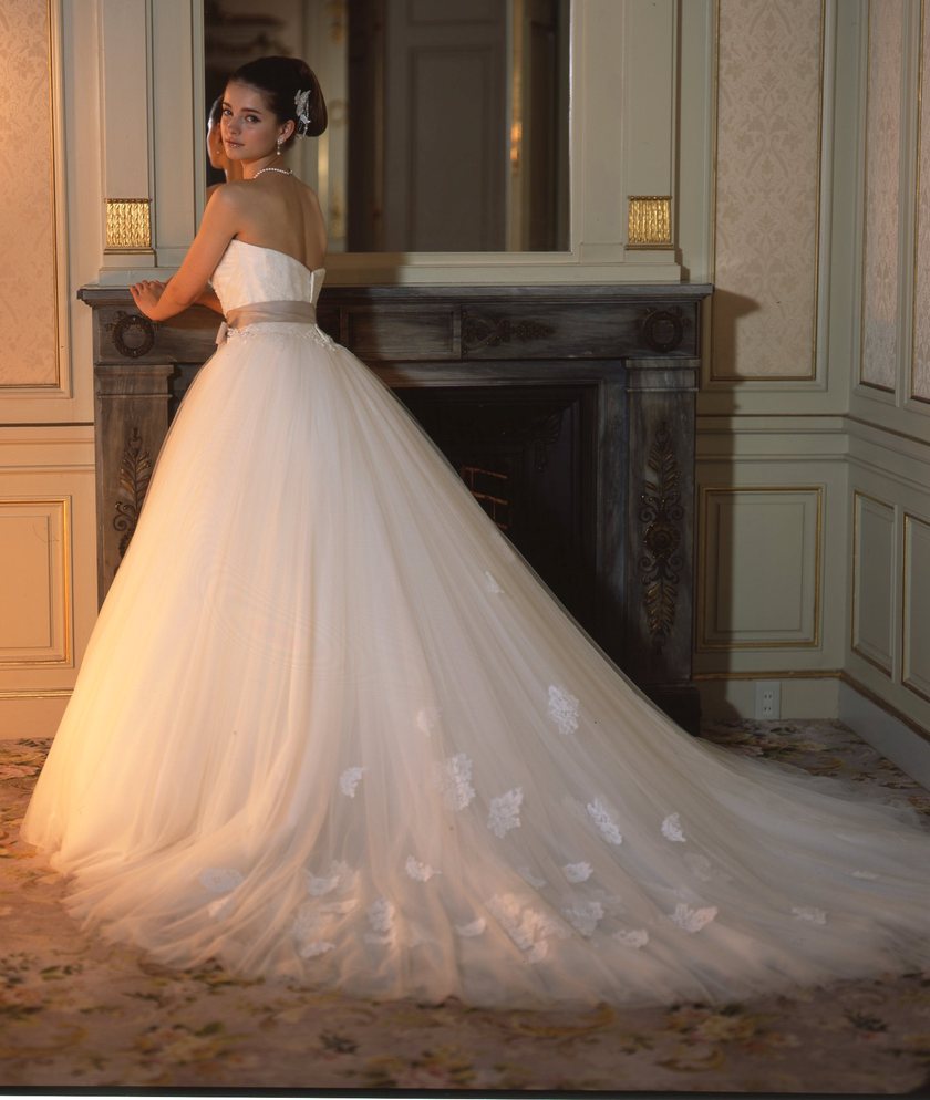 永遠に続く愛の象徴♡ロイヤルウエディング風ロングトレーンに憧れる！にて紹介している画像