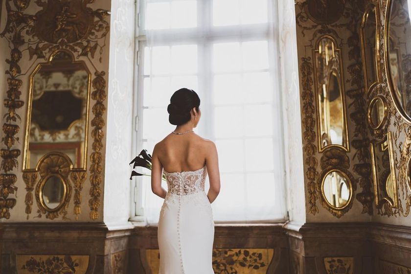 Like a movie protagonist. The wedding photos at the ancient castles in Germany are stunningly beautiful and truly admirable. 🇩🇪🏰にて紹介している画像