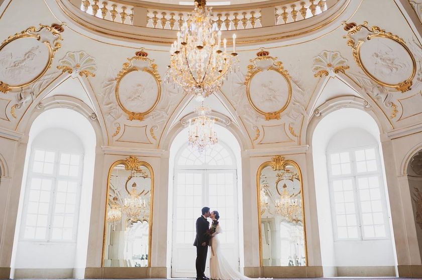 Like a movie protagonist. The wedding photos at the ancient castles in Germany are stunningly beautiful and truly admirable. 🇩🇪🏰にて紹介している画像