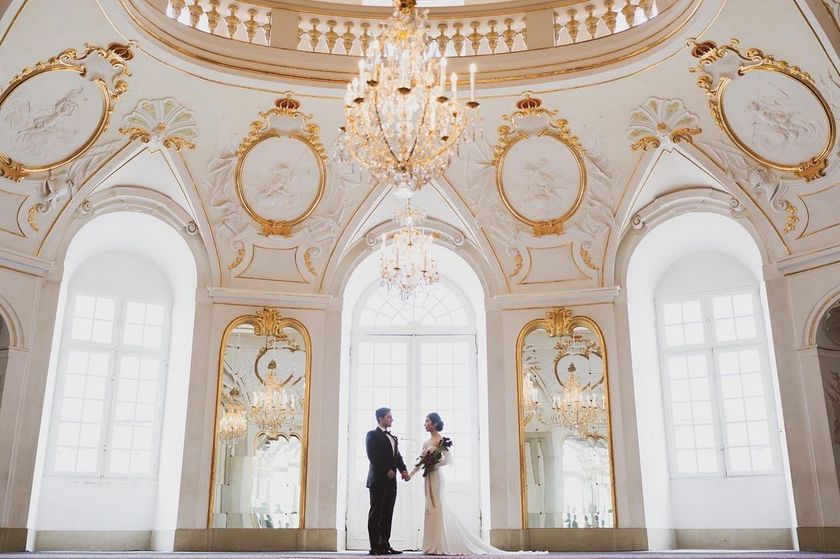 Like a movie protagonist. The wedding photos at the ancient castles in Germany are stunningly beautiful and truly admirable. 🇩🇪🏰にて紹介している画像