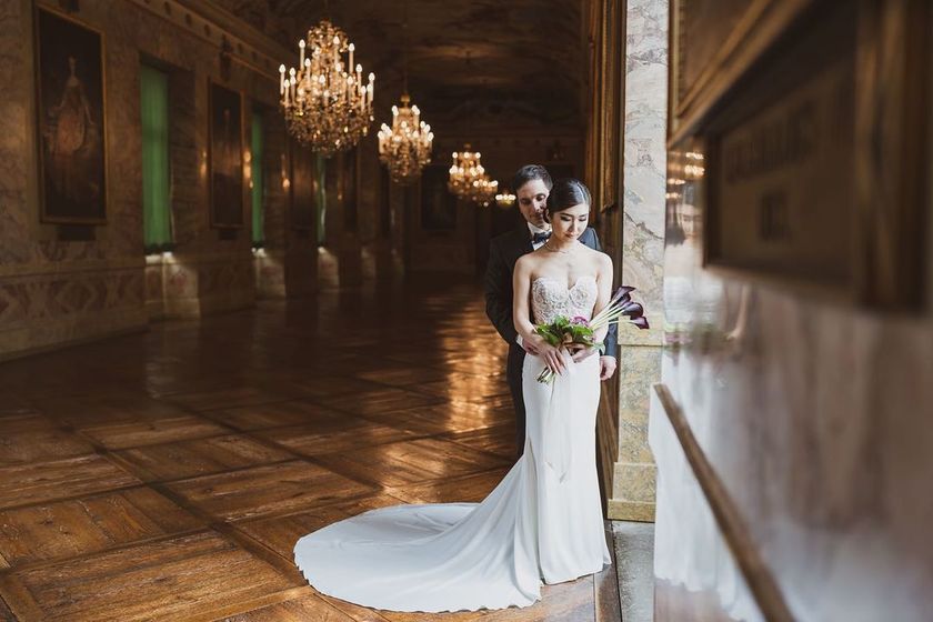 Like a movie protagonist. The wedding photos at the ancient castles in Germany are stunningly beautiful and truly admirable. 🇩🇪🏰にて紹介している画像