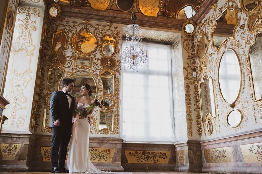 Like a movie protagonist. The wedding photos at the ancient castles in Germany are stunningly beautiful and truly admirable. 🇩🇪🏰にて紹介している画像