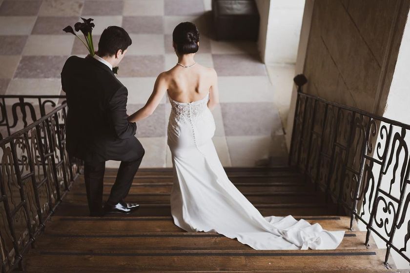 Like a movie protagonist. The wedding photos at the ancient castles in Germany are stunningly beautiful and truly admirable. 🇩🇪🏰にて紹介している画像