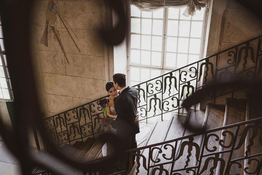 Like a movie protagonist. The wedding photos at the ancient castles in Germany are stunningly beautiful and truly admirable. 🇩🇪🏰にて紹介している画像