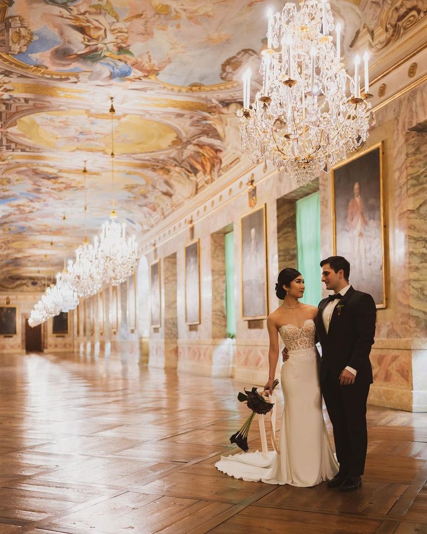 Like a movie protagonist. The wedding photos at the ancient castles in Germany are stunningly beautiful and truly admirable. 🇩🇪🏰にて紹介している画像