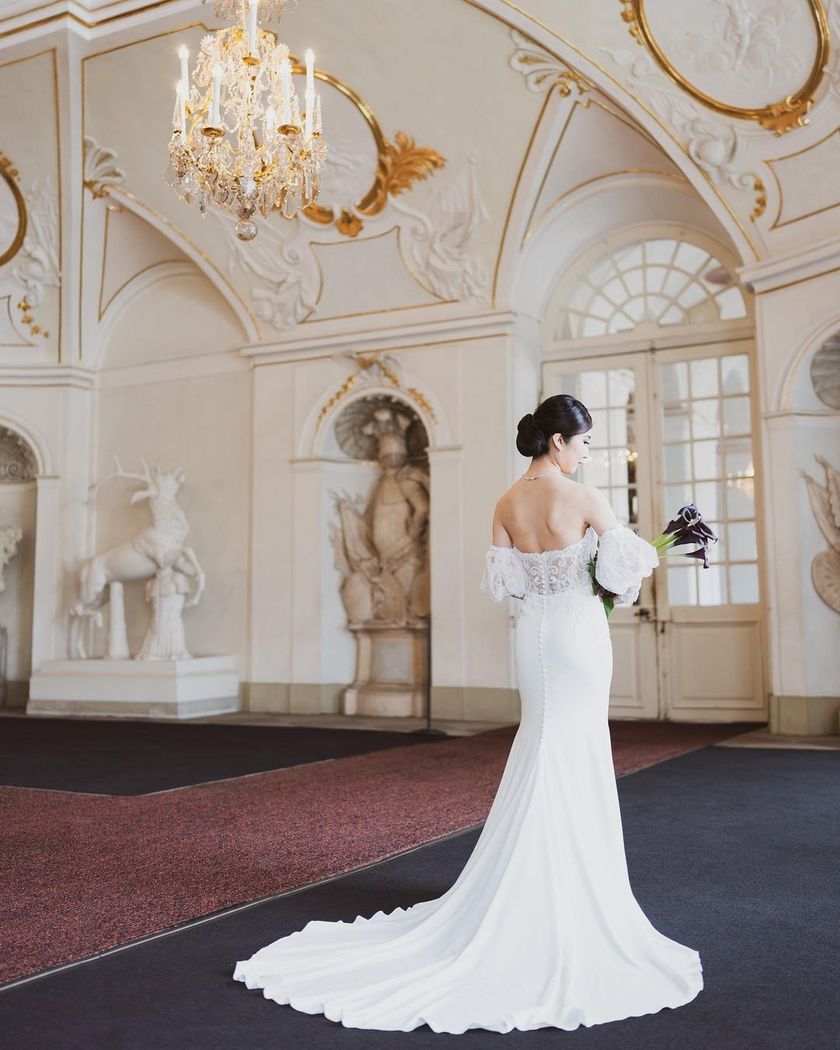 Like a movie protagonist. The wedding photos at the ancient castles in Germany are stunningly beautiful and truly admirable. 🇩🇪🏰にて紹介している画像
