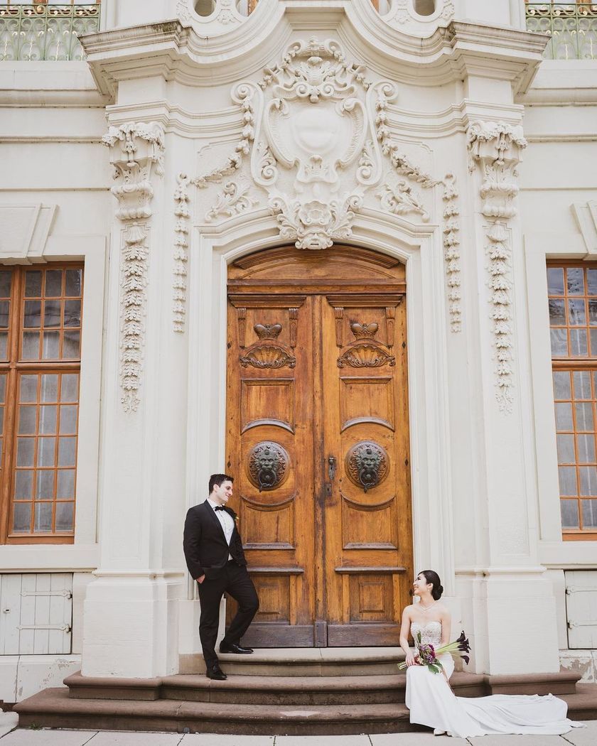 Like a movie protagonist. The wedding photos at the ancient castles in Germany are stunningly beautiful and truly admirable. 🇩🇪🏰にて紹介している画像