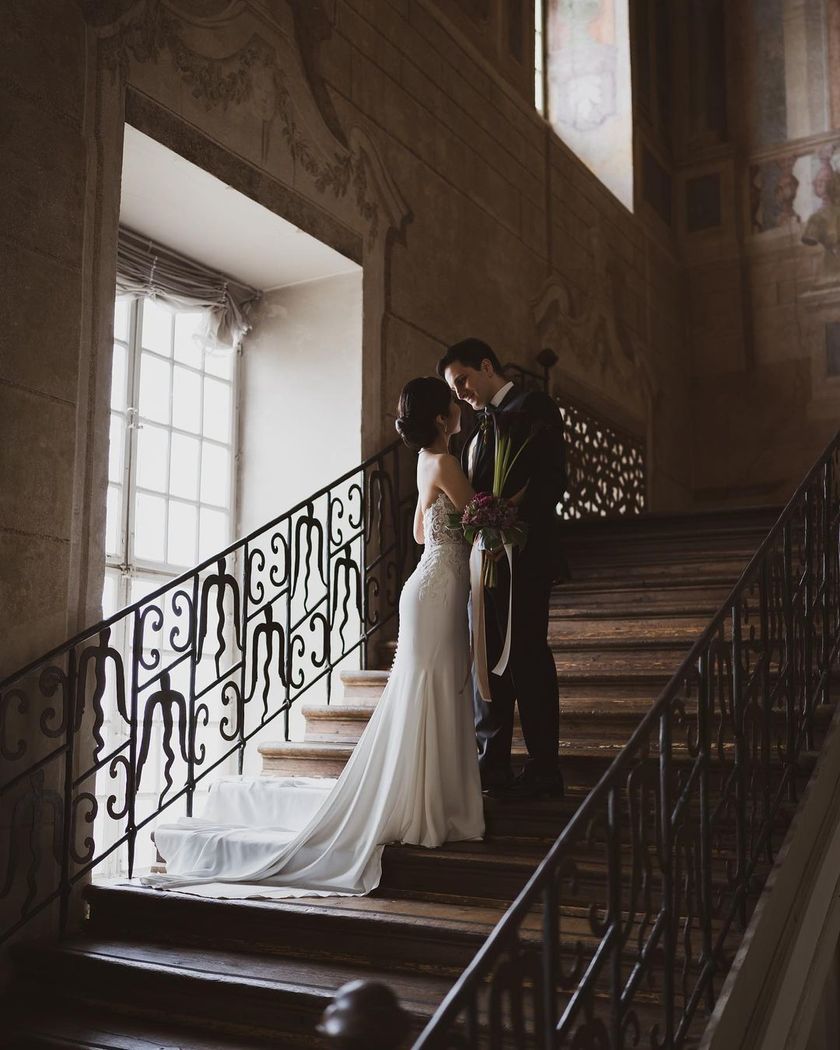 Like a movie protagonist. The wedding photos at the ancient castles in Germany are stunningly beautiful and truly admirable. 🇩🇪🏰にて紹介している画像