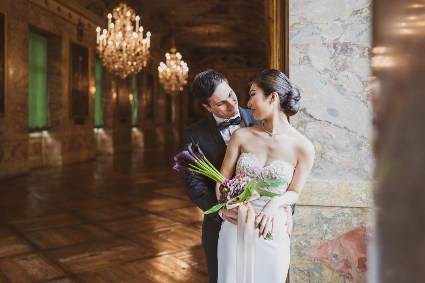 Like a movie protagonist. The wedding photos at the ancient castles in Germany are stunningly beautiful and truly admirable. 🇩🇪🏰にて紹介している画像