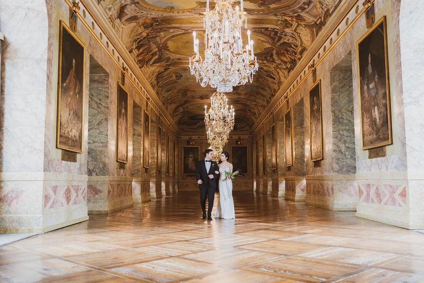 Like a movie protagonist. The wedding photos at the ancient castles in Germany are stunningly beautiful and truly admirable. 🇩🇪🏰にて紹介している画像