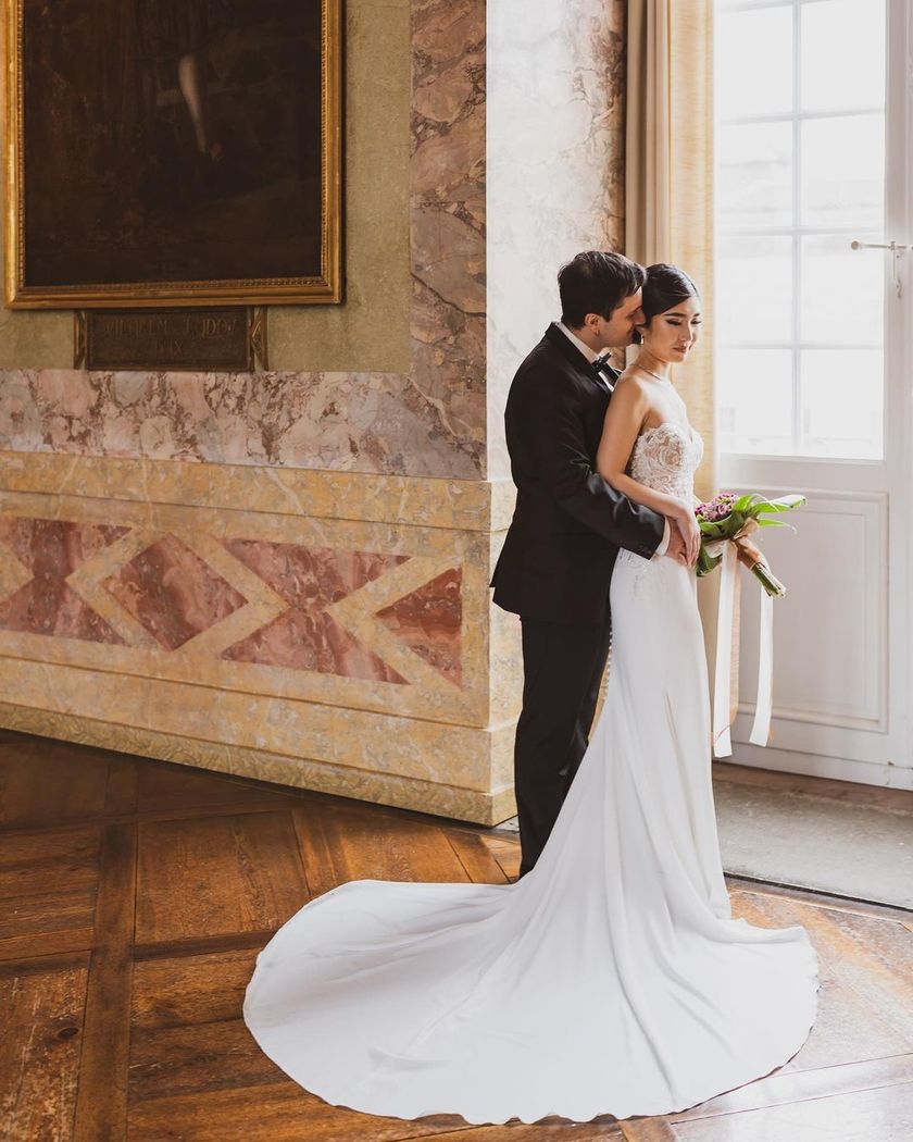 Like a movie protagonist. The wedding photos at the ancient castles in Germany are stunningly beautiful and truly admirable. 🇩🇪🏰にて紹介している画像