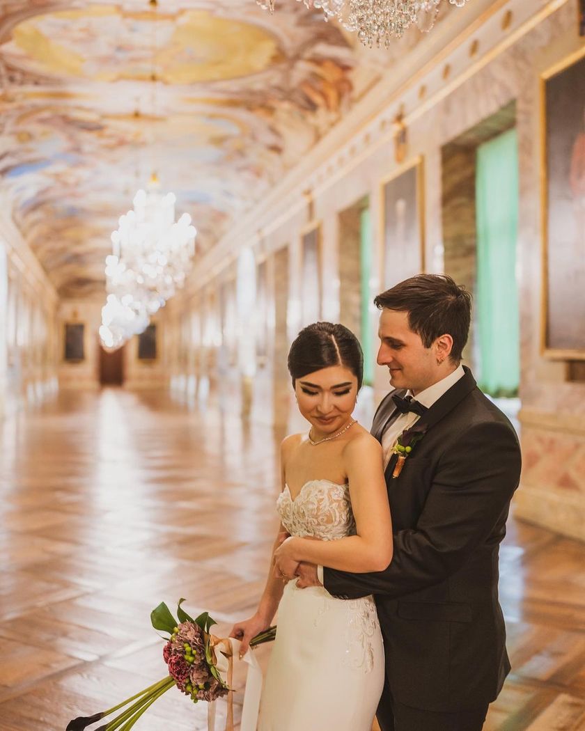 Like a movie protagonist. The wedding photos at the ancient castles in Germany are stunningly beautiful and truly admirable. 🇩🇪🏰にて紹介している画像