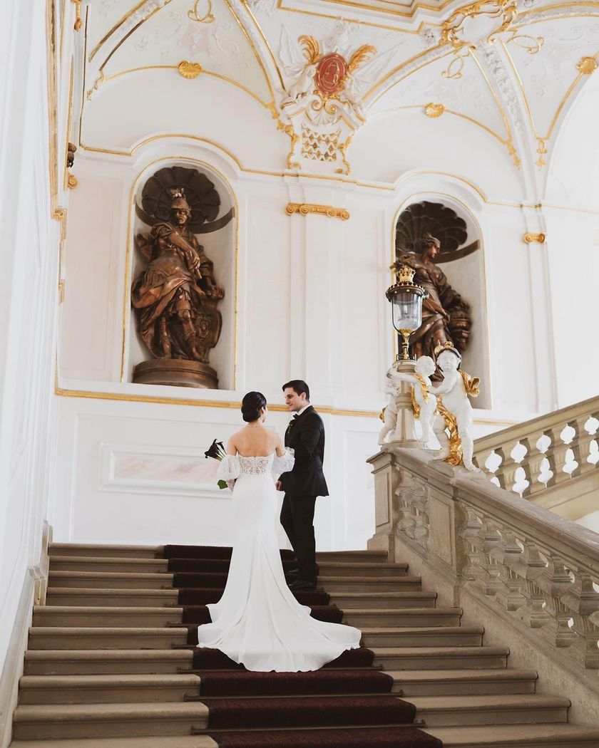 Like a movie protagonist. The wedding photos at the ancient castles in Germany are stunningly beautiful and truly admirable. 🇩🇪🏰にて紹介している画像