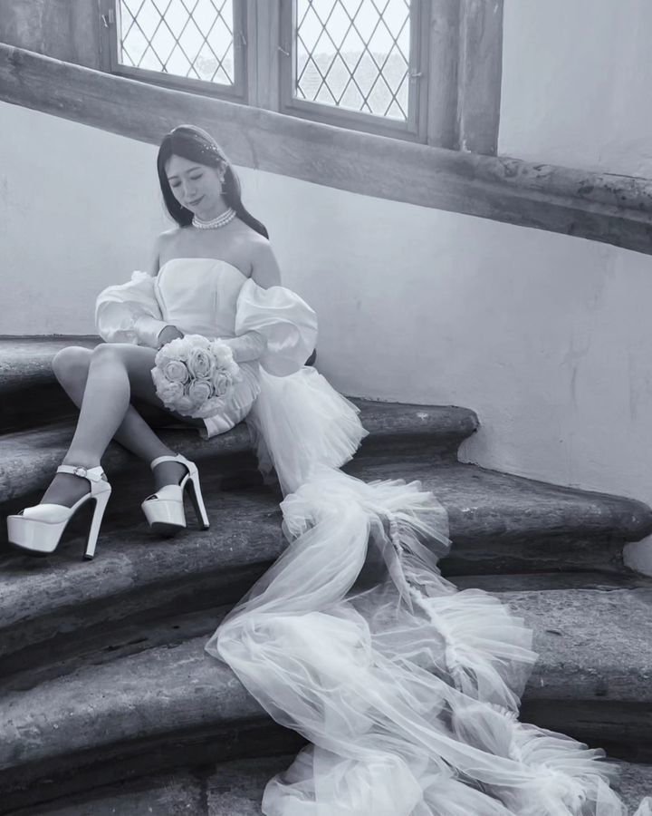 Like a movie protagonist. The wedding photos at the ancient castles in Germany are stunningly beautiful and truly admirable. 🇩🇪🏰にて紹介している画像