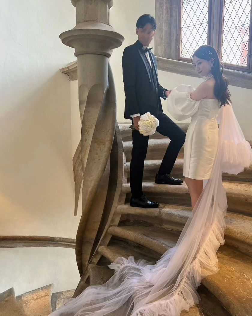 Like a movie protagonist. The wedding photos at the ancient castles in Germany are stunningly beautiful and truly admirable. 🇩🇪🏰にて紹介している画像