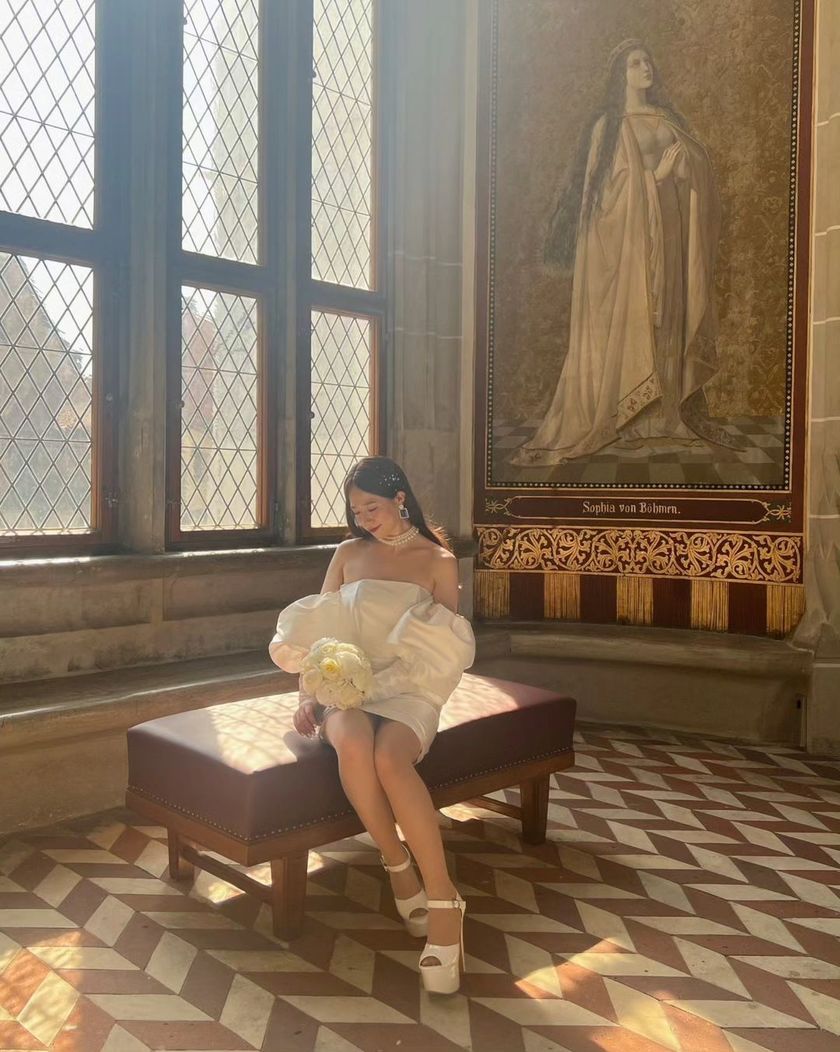 Like a movie protagonist. The wedding photos at the ancient castles in Germany are stunningly beautiful and truly admirable. 🇩🇪🏰にて紹介している画像