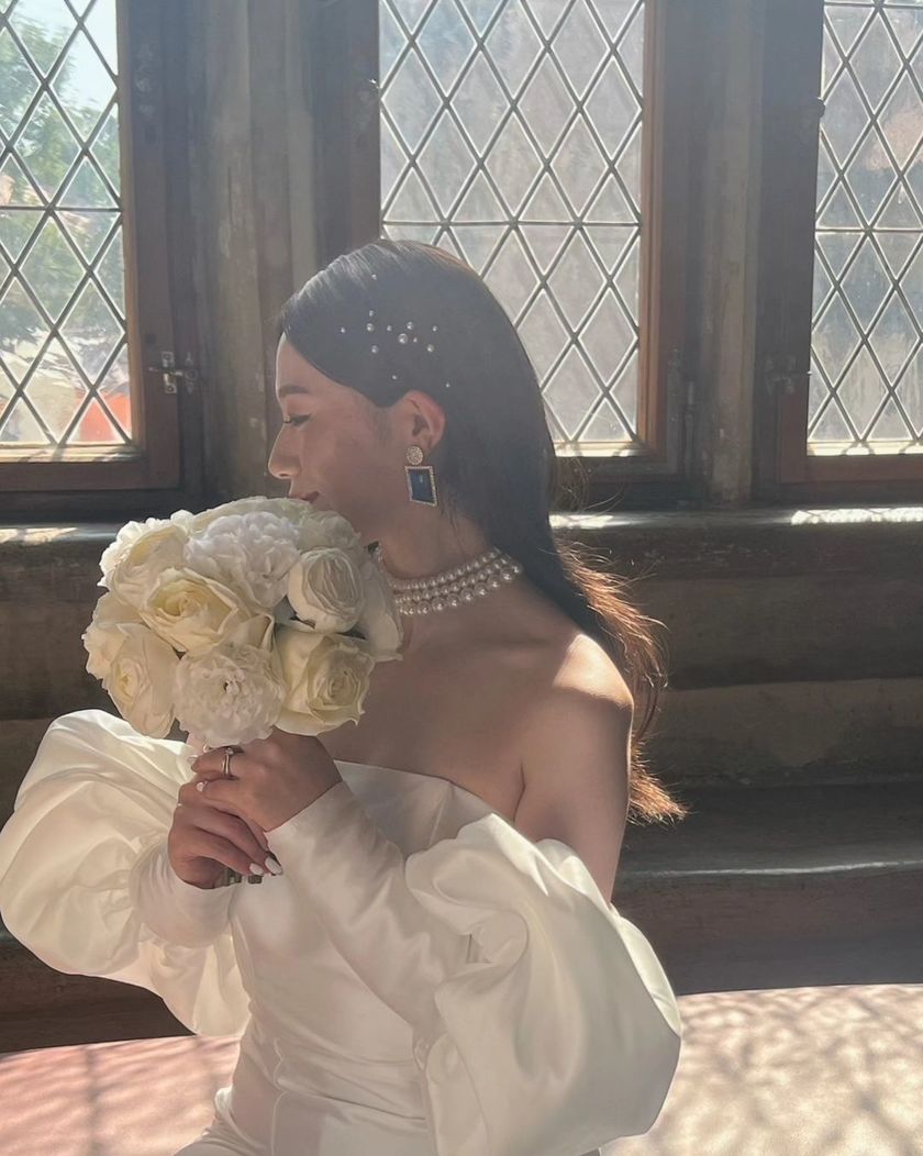 Like a movie protagonist. The wedding photos at the ancient castles in Germany are stunningly beautiful and truly admirable. 🇩🇪🏰にて紹介している画像
