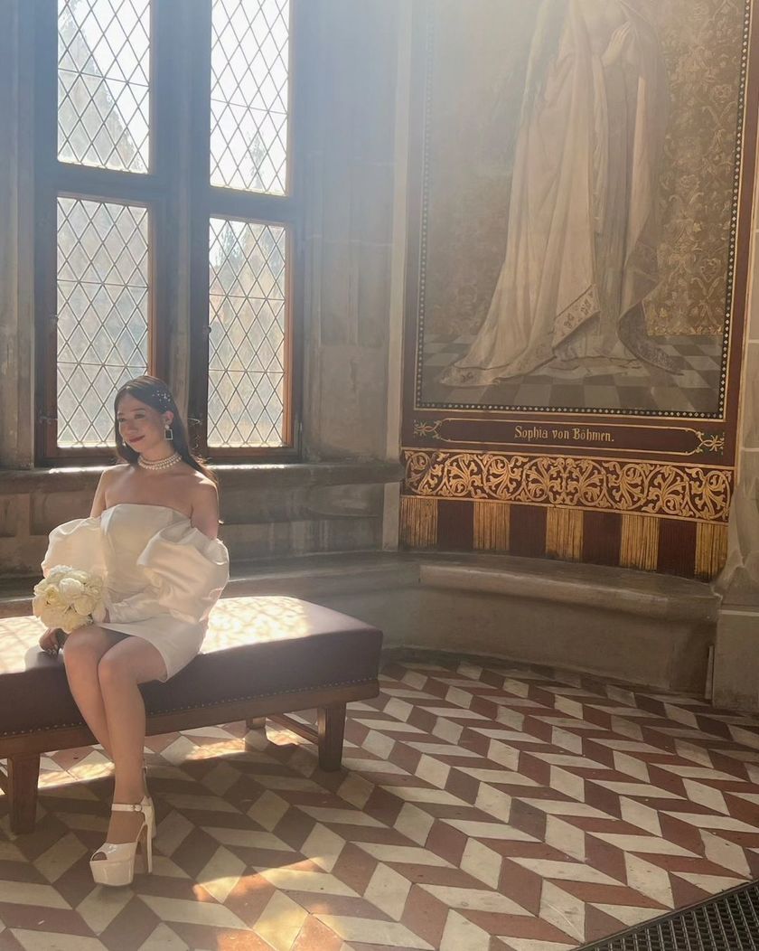 Like a movie protagonist. The wedding photos at the ancient castles in Germany are stunningly beautiful and truly admirable. 🇩🇪🏰にて紹介している画像