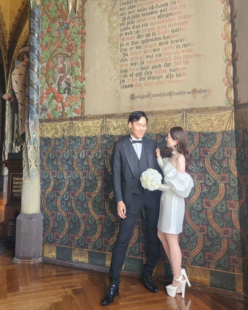 Like a movie protagonist. The wedding photos at the ancient castles in Germany are stunningly beautiful and truly admirable. 🇩🇪🏰にて紹介している画像
