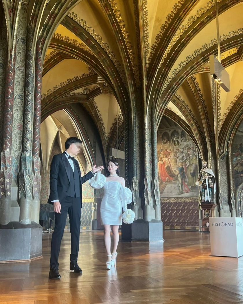 Like a movie protagonist. The wedding photos at the ancient castles in Germany are stunningly beautiful and truly admirable. 🇩🇪🏰にて紹介している画像