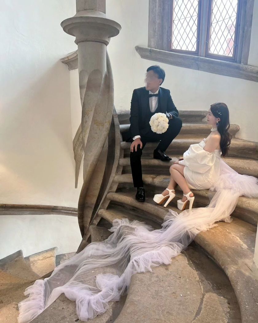 Like a movie protagonist. The wedding photos at the ancient castles in Germany are stunningly beautiful and truly admirable. 🇩🇪🏰にて紹介している画像